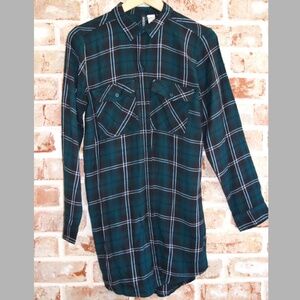 Divided by H&M Women's oversized long sleeve green plaid button up shirt, size 6